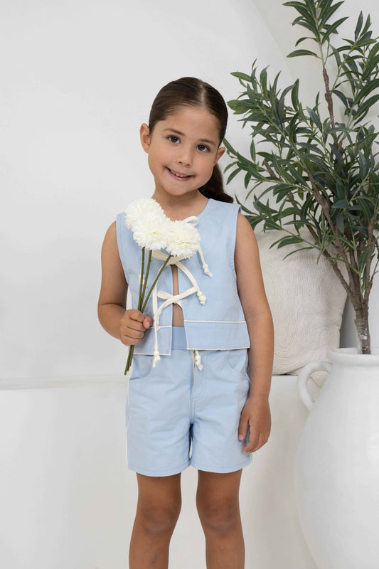 toddler girl age 4Y wearing our Alice girls Set in light blue holding flowers
